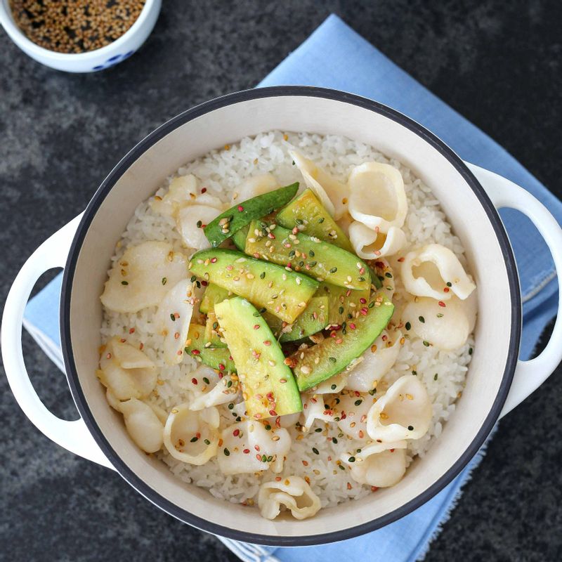 근사한 애호박 관자 솥밥이 완성이에요.
*Tip. 곁들이면 더 맛있는 양념장
양조간장 2큰술, 올리고당 1큰술, 통깨 1큰술, 다시마 냉침 육수 2큰술