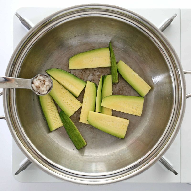 채 썬 애호박은 포도씨유를 두르고 다진 새우젓과 함께 볶아요.