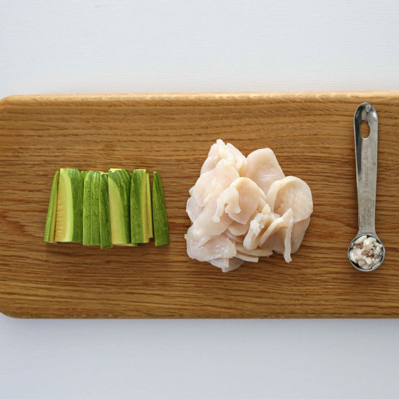 애호박은 2cm 두께로 길게 채 썰고, 새우젓은 칼로 잘게 다져 썰어주세요. 슬라이스 된 키조개 관자는 흐르는 물에 잘 씻어 물기를 제거해둡니다.