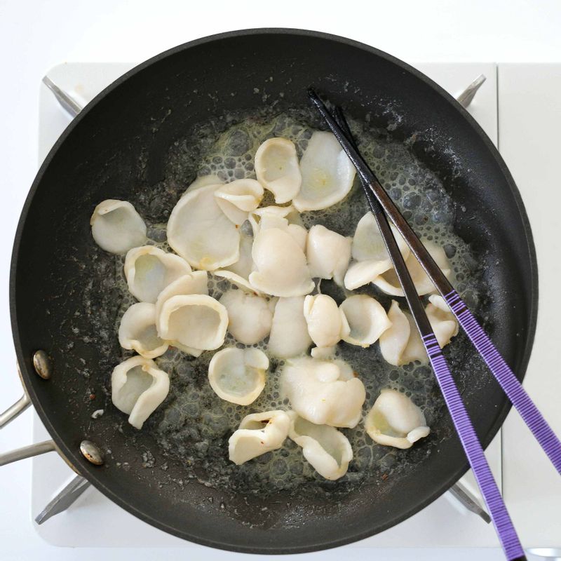 관자는 버터를 두른 팬에 앞뒤로 살짝 구워주세요.