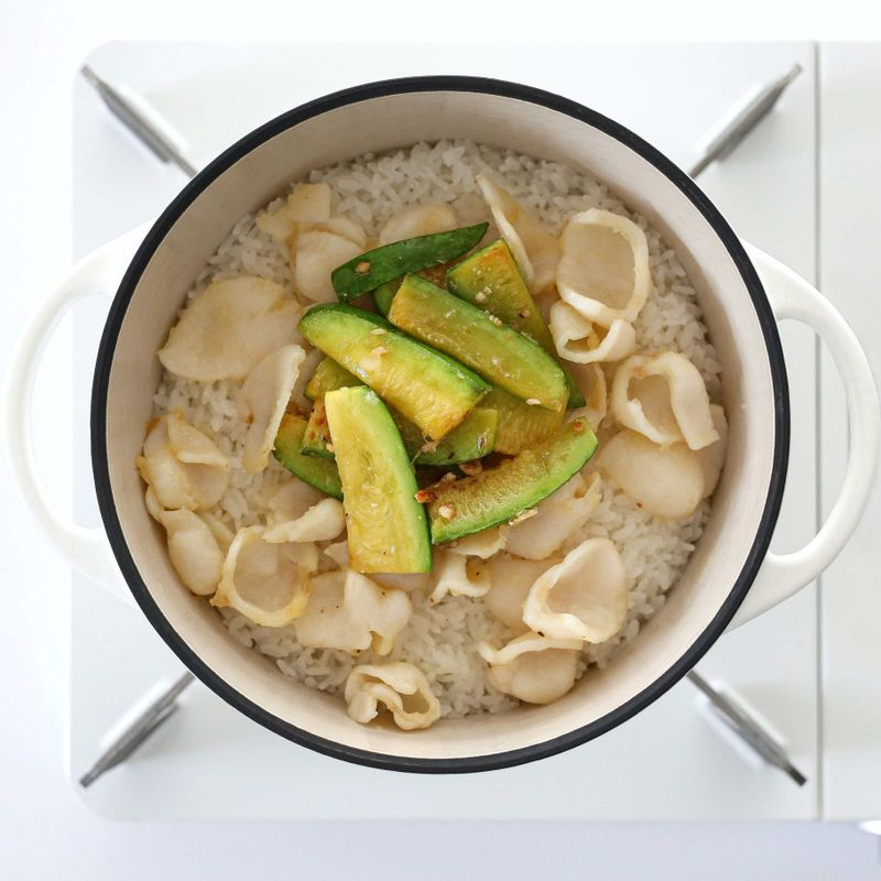 밥이 다 되면 구운 관자와 볶은 애호박을 올려 5분간 뜸을 들여주세요.