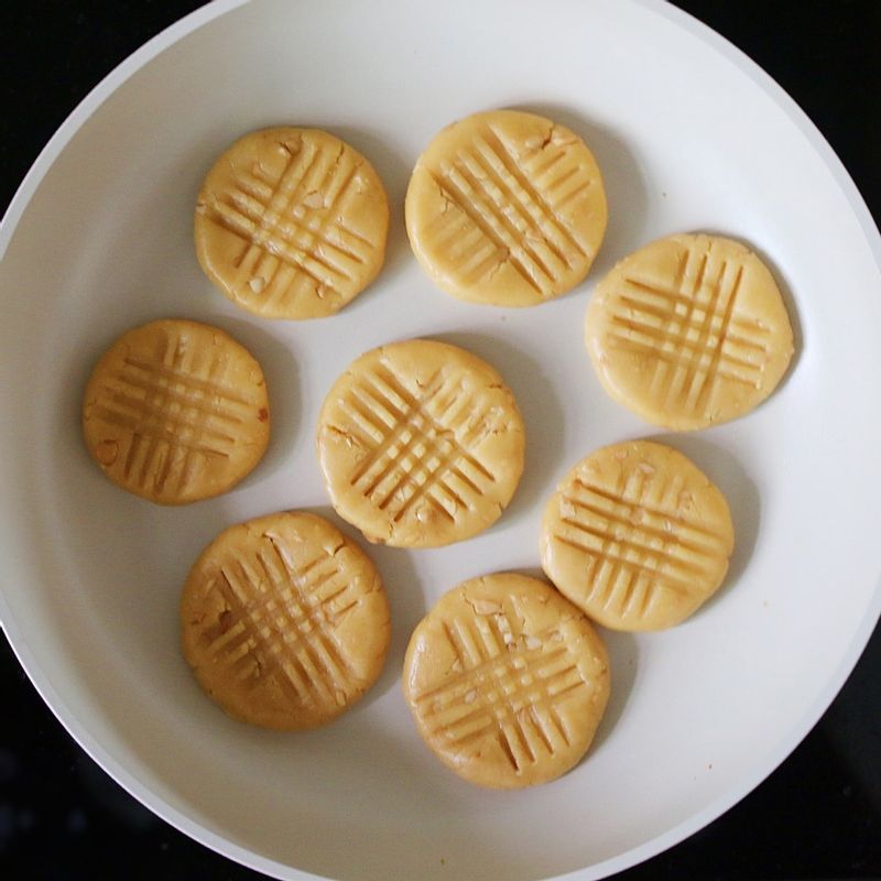 살짝 달군 팬에 반죽을 올려놓고 제일 약한 불로 12~15분간 앞뒤로 뒤집으며 속까지 익혀주세요.