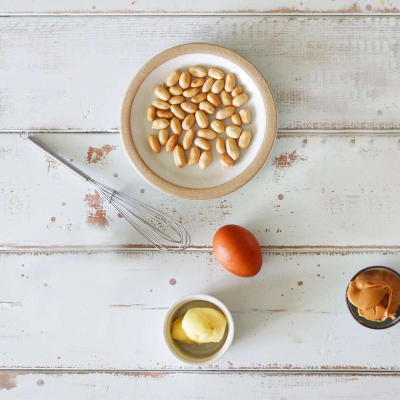 버터와 달걀을 실온 상태로 준비해주세요.