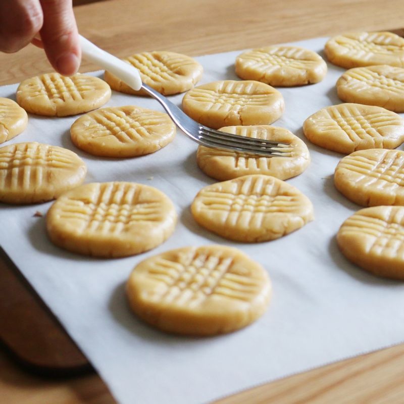 반죽 윗면을 포크로 눌러서 모양을 내주세요.