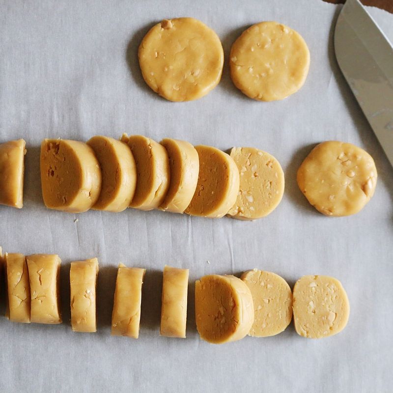 반죽을 길게 모양을 잡은 후 1cm 두께로 잘라 20개 분량을 만듭니다.