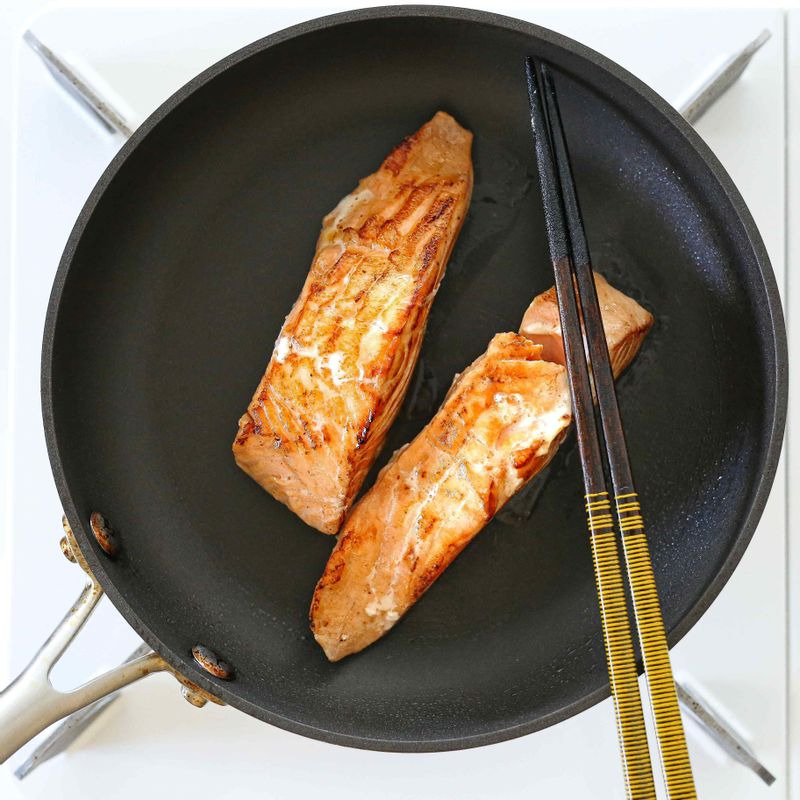 숙성한 연어는 포도씨유를 두른 팬에서 앞뒤로 살짝 구워주세요.