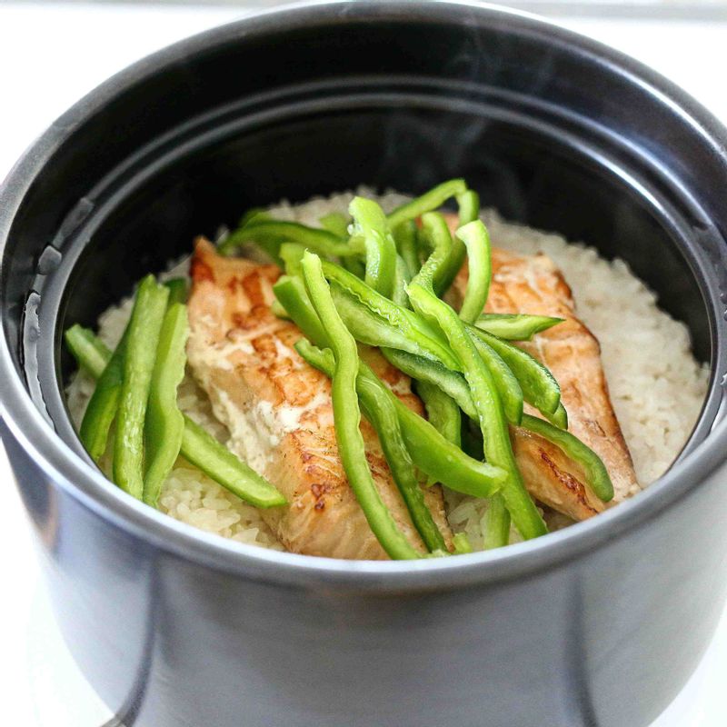 뚜껑을 열어 밥 위에 채 썬 피망을 올리고 5분간 뜸을 들여주세요.