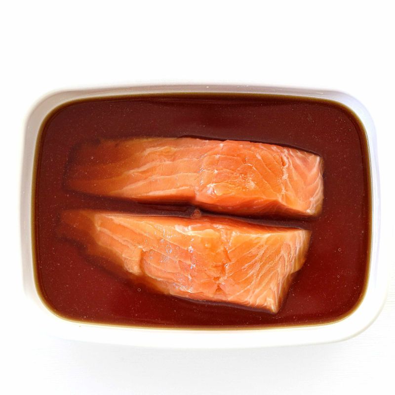 스테이크용 연어는 준비해둔 숙성 양념을 부어 냉장실에서 2시간 이상 숙성해주세요.