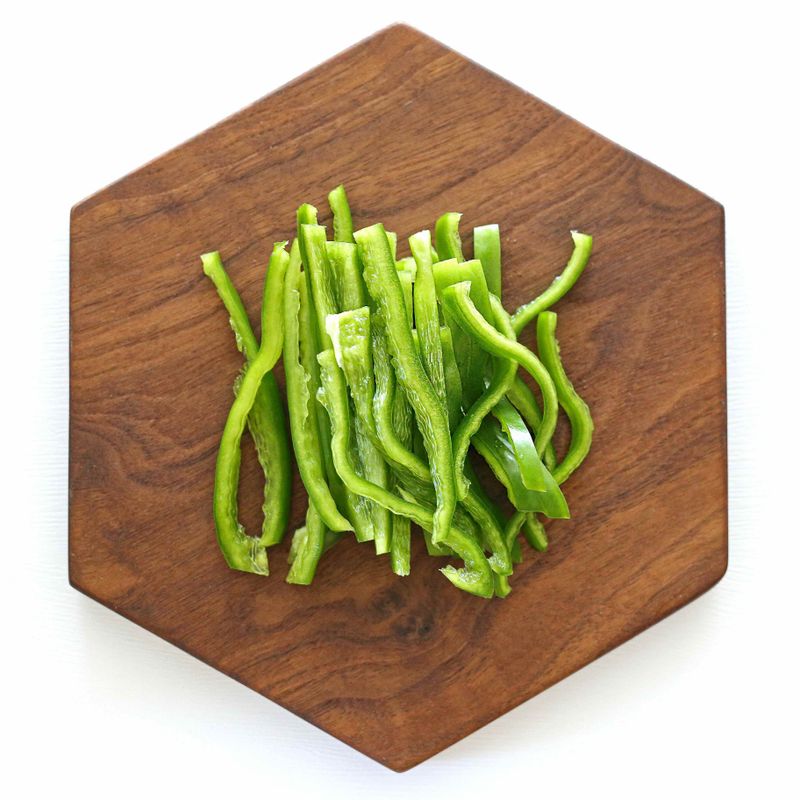 청피망은 반으로 갈라 하얀 심 부분을 제거한 후 길게 채 썰어주세요.