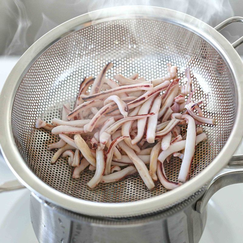 오징어는 깨끗이 씻어 얇게 썬 다음 끓는 물에 살짝 데쳐내주세요.