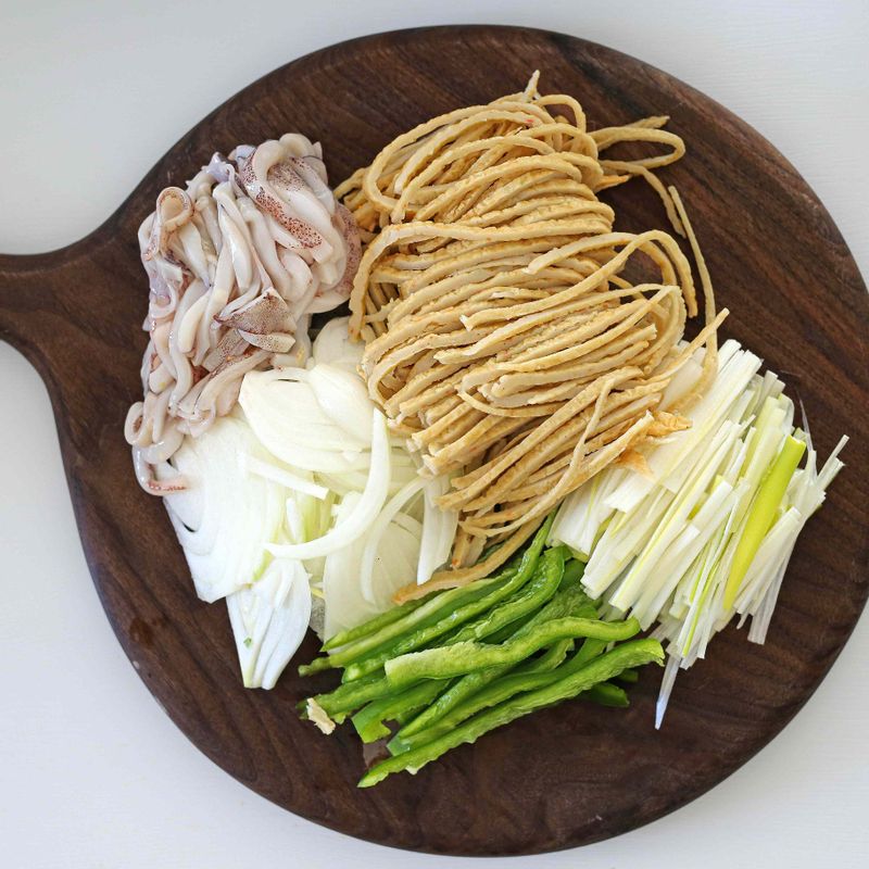 어묵과 양파, 청피망은 얇게 채 썰고 대파는 3등분해 길게 채 썰어주세요.