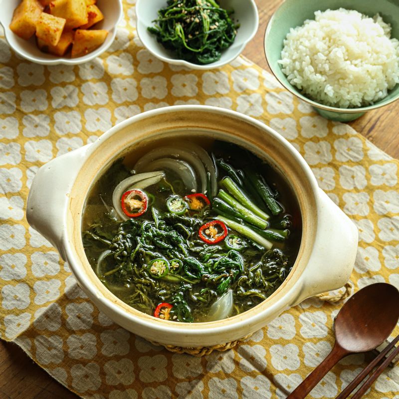 완성된 쑥국을 그릇에 담고 밥과 함께 맛있게 즐겨주세요.