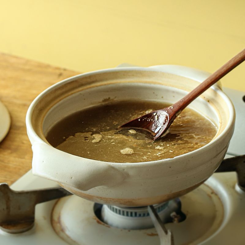 냄비에 멸치 다시마 육수를 넣고 된장을 풀어 끓여주세요. 보글보글 끓으면 데친 쑥과 양파, 청, 홍고추, 쪽파를 넣어 한소끔 끓여 주세요.