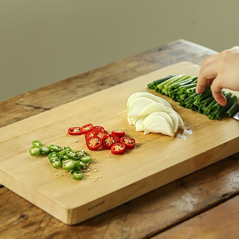 양파는 굵게 채를 썰어주세요. 쪽파는 4cm 길이로 썰어주세요. 청, 홍고추는 송송 썰어주세요.