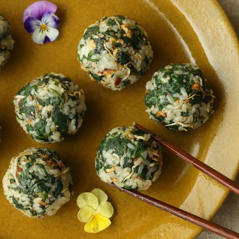 접시에 담아 먹거나 도시락통에 담아 맛있게 즐겨주세요.