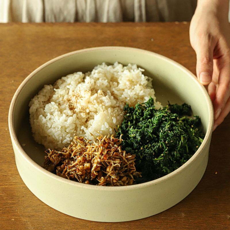 볼에 고슬고슬하게 지은 밥과 밥 양념 재료, 쑥, 볶은 멸치를 넣어 고루 섞어주세요.