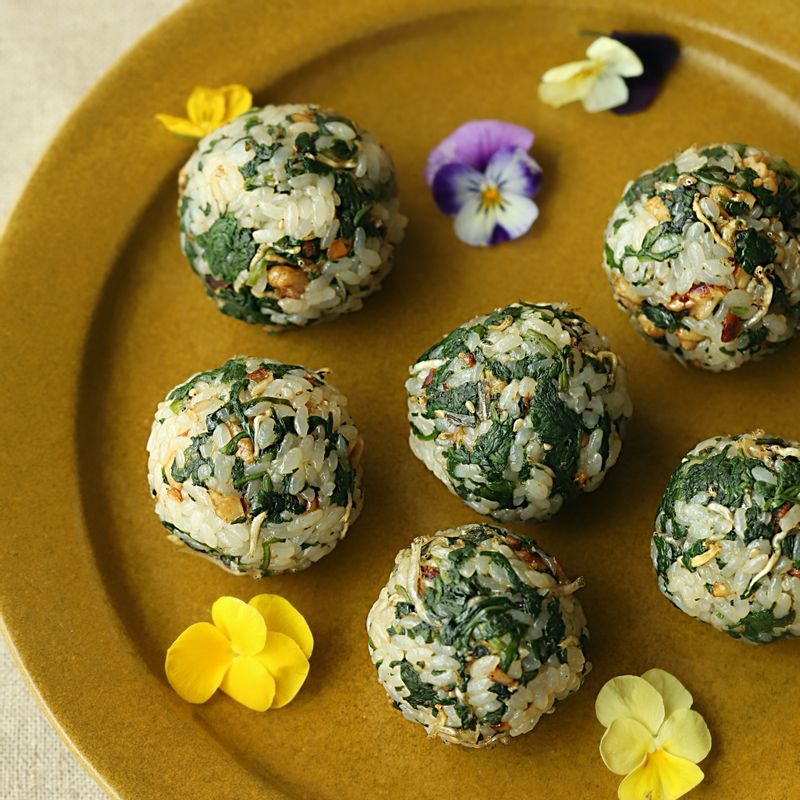 한입 크기로 동그랗게 모양을 잡아 주먹밥을 만들고 통깨를 뿌려주세요.