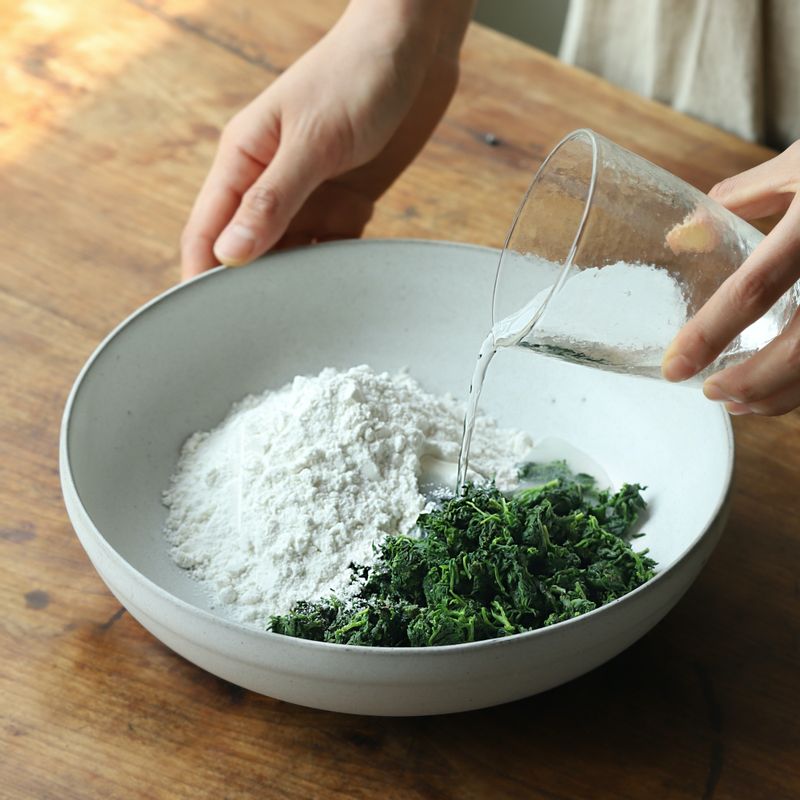 볼에 쑥과 찹쌀가루, 소금을 넣어 섞은 후 물을 넣어가며 반죽을 만든 후 양파를 넣어 섞어주세요.