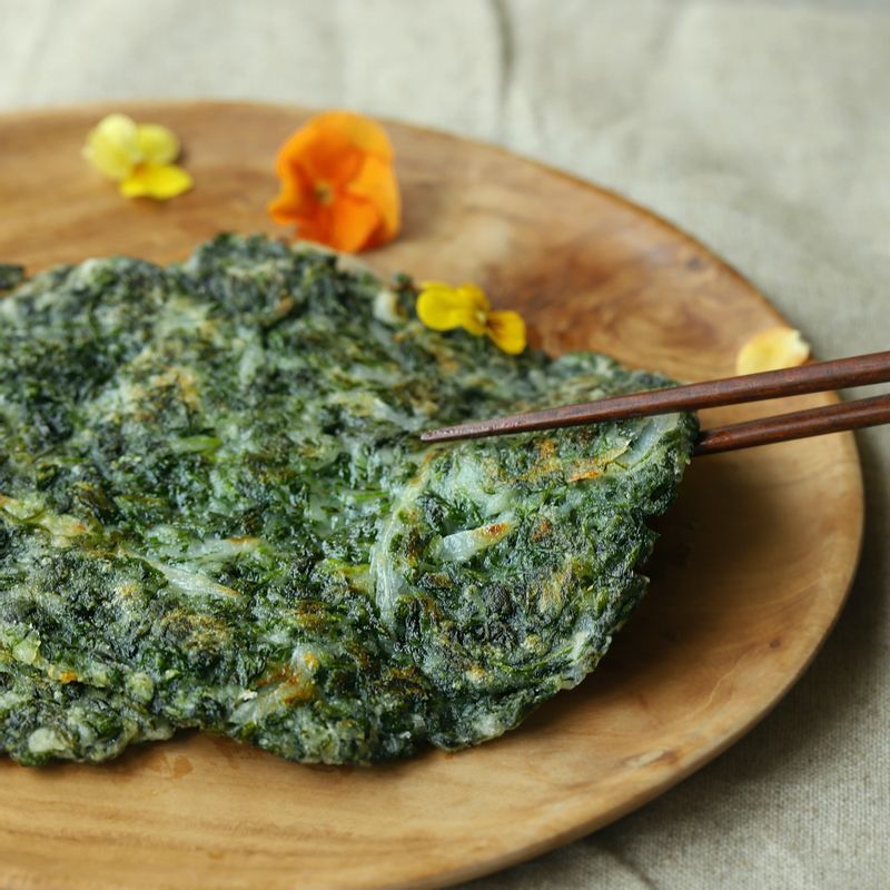 쑥 찹쌀전과 양념장을 곁들여 맛있게 즐겨주세요.