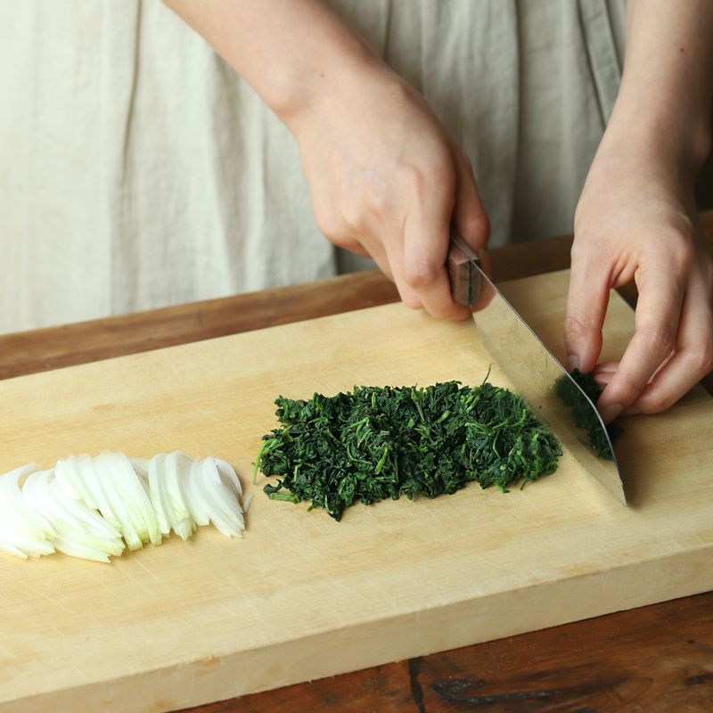 데친 쑥은 듬성듬성 자르고 양파는 채를 썰어주세요. 볼에 양념장 재료를 넣어 섞어주세요.
(기호에 따라 쑥을 갈아 만드셔도 돼요)