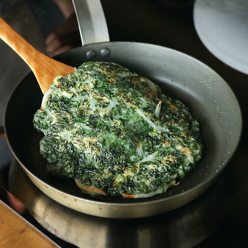 달군 팬에 식용유를 두른 후 쑥전 반죽을 넣어 노릇하게 구워주세요.