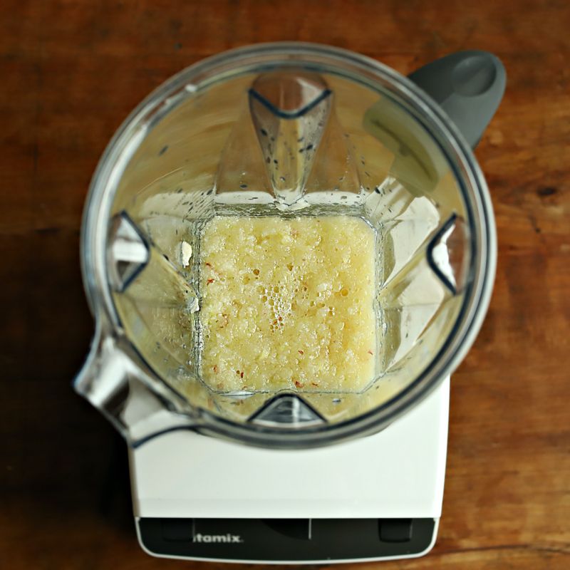 블렌더에 갈아 줄 재료를 넣어 갈아주세요. 볼에 식힌 찹쌀풀과 양념 재료, 믹서에 간 재료를 넣어 고루 섞어 김치 양념을 만들어주세요.