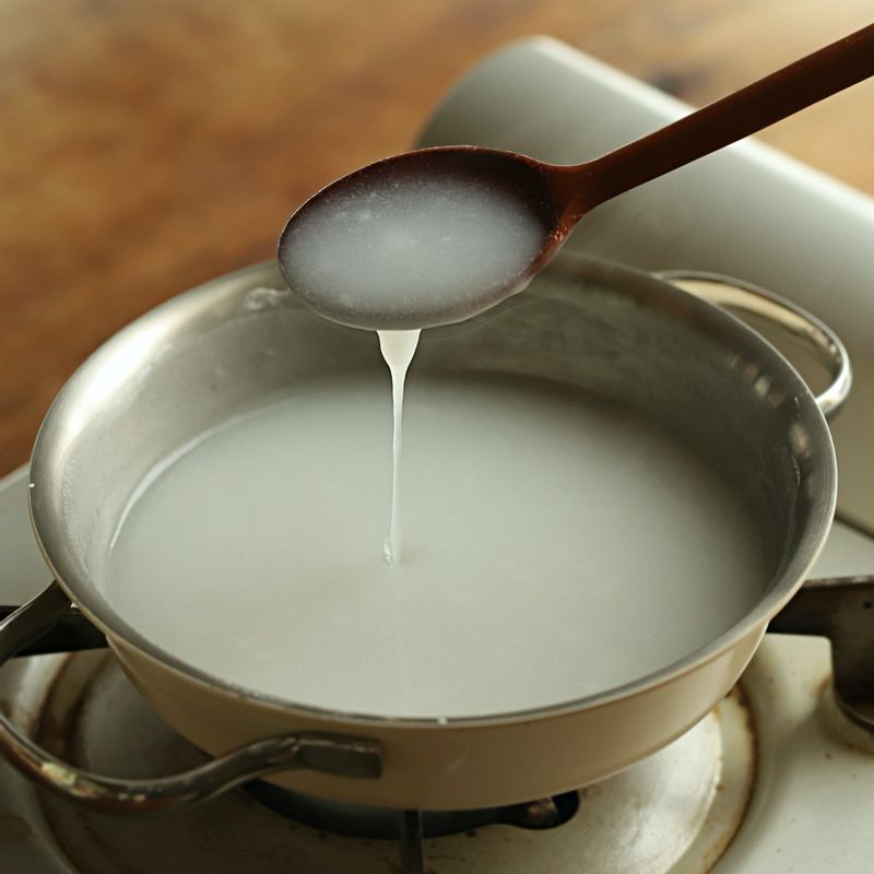 냄비에 찹쌀풀 재료를 넣고 잘 섞어준 후 중약불에서 저어가며 끓이다가 묽고 끈적한 농도가 나면 불을 끄고 식혀주세요.
(tip. 다시마 물은 미지근한 물에 다시마를 넣어 만들어 주세요)