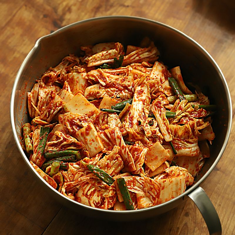 김치 양념에 절인 배추와 쪽파를 넣어 버무려주세요.
(tip. 절인 배추는 손으로 가볍게 물기를 짜서 넣어주세요)