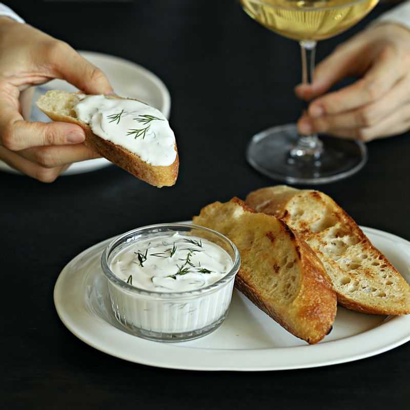 빵에 딜 사워크림을 발라 맛있게 즐겨주세요.
(tip. 기호에 따라 딜이나 차이브, 식용 꽃 등을 장식해도 좋아요)