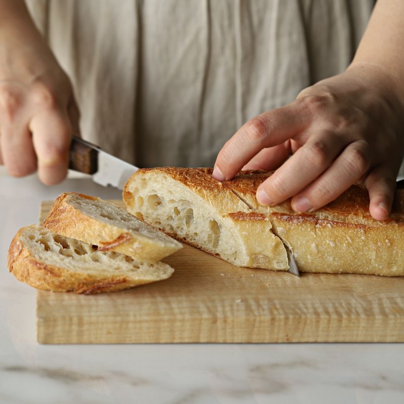 바게트는 먹기 좋게 잘라주세요. 달군 팬에 올리브오일을 약간 두른 후 빵을 구워주세요.