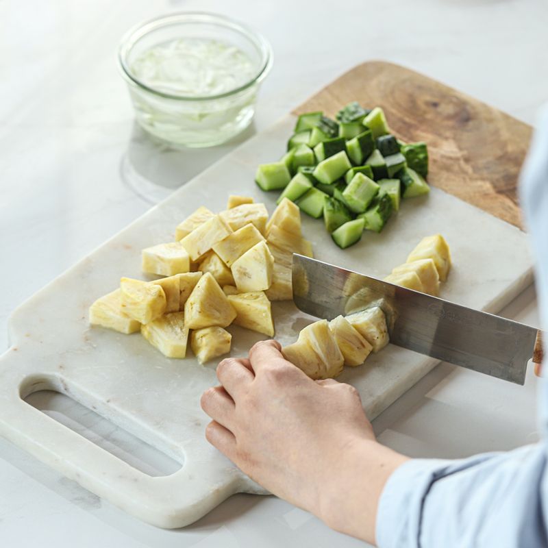 양파는 채를 썰어 찬물에 담가 매운맛을 제거해주세요. 깨끗이 씻은 오이는 껍질째 깍둑썰기 해주세요. 파인애플은 껍질과 심을 제거하고 한입 크기로 깍둑썰기 해주세요.