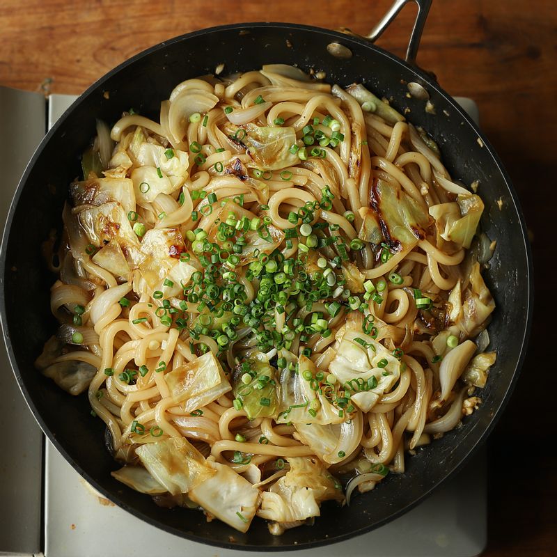 완성된 볶음 우동에 쪽파를 뿌린 후 맛있게 즐겨주세요.
(tip. 기호에 따라 가쓰오부시를 뿌려 먹어도 좋아요)