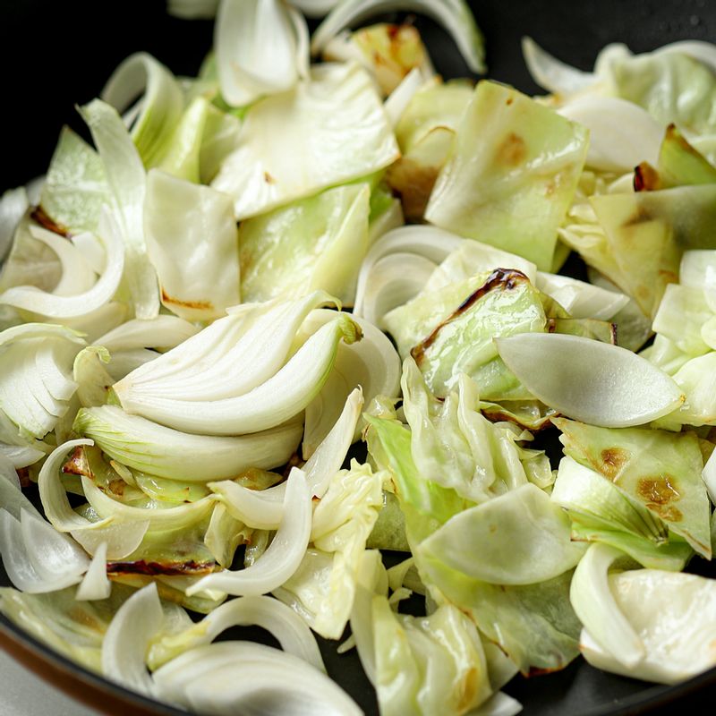 양배추가 투명해 지면 양파를 넣고 볶은 후 데친 우동면과 양념 재료를 넣은 후 볶아주세요.
(tip. 면수를 조금씩 넣어가며 농도를 맞춰주세요)