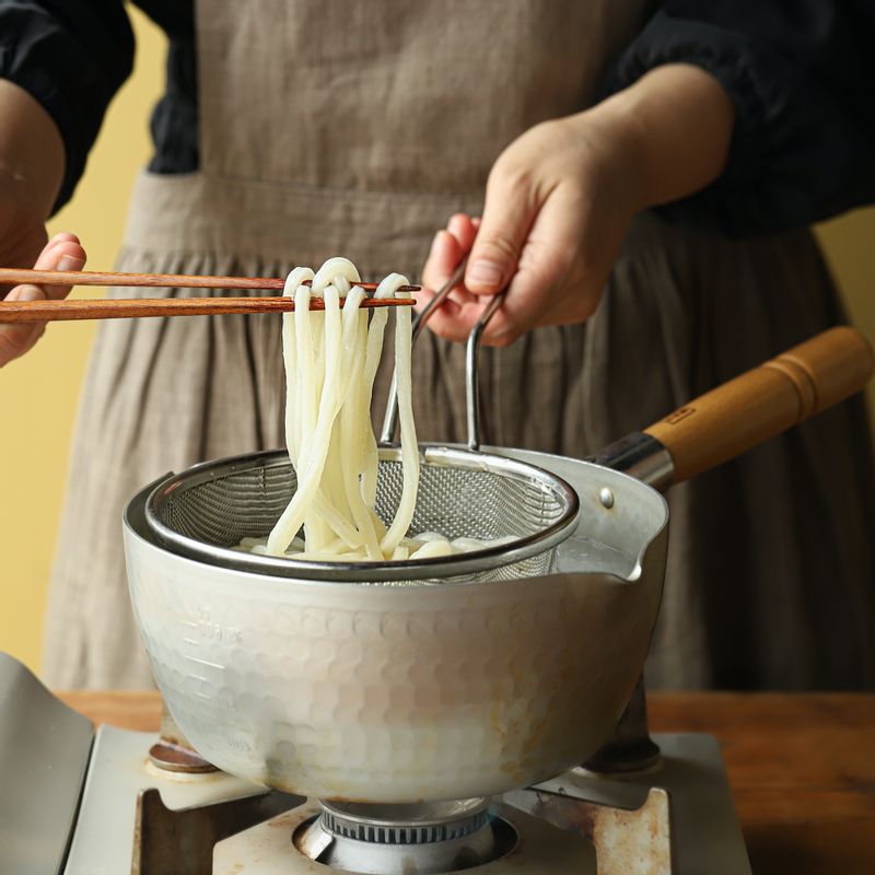 끓는 물에 우동면을 넣고 10초간 데친 후 건져주세요. 면수는 따로 덜어 준비해주세요.