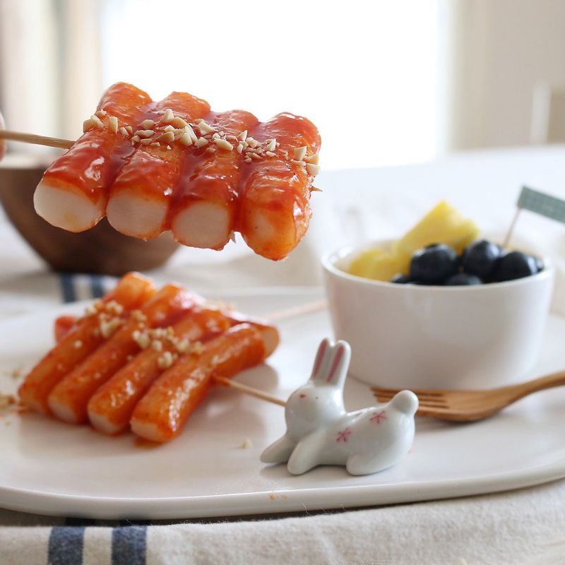 다진 땅콩을 뿌려 마무리해주세요.