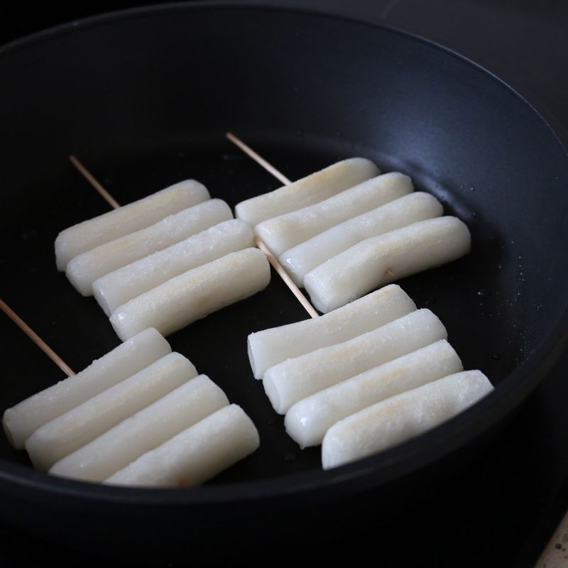 떡볶이떡을 4개씩 꼬치에 꽂고 식용유를 넉넉히 두른 팬에 노릇하게 구워주세요.