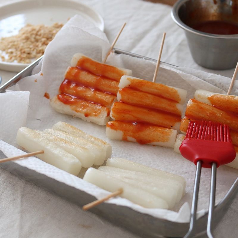 소스 재료를 잘 섞어 떡꼬치에 앞뒤로 발라주세요.