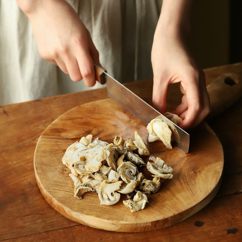 골뱅이는 체에 밭쳐 물기를 빼고 길이로 이등분해주세요.