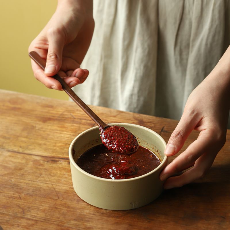 볼에 양념 재료를 넣고 섞어 양념장을 만들어주세요.