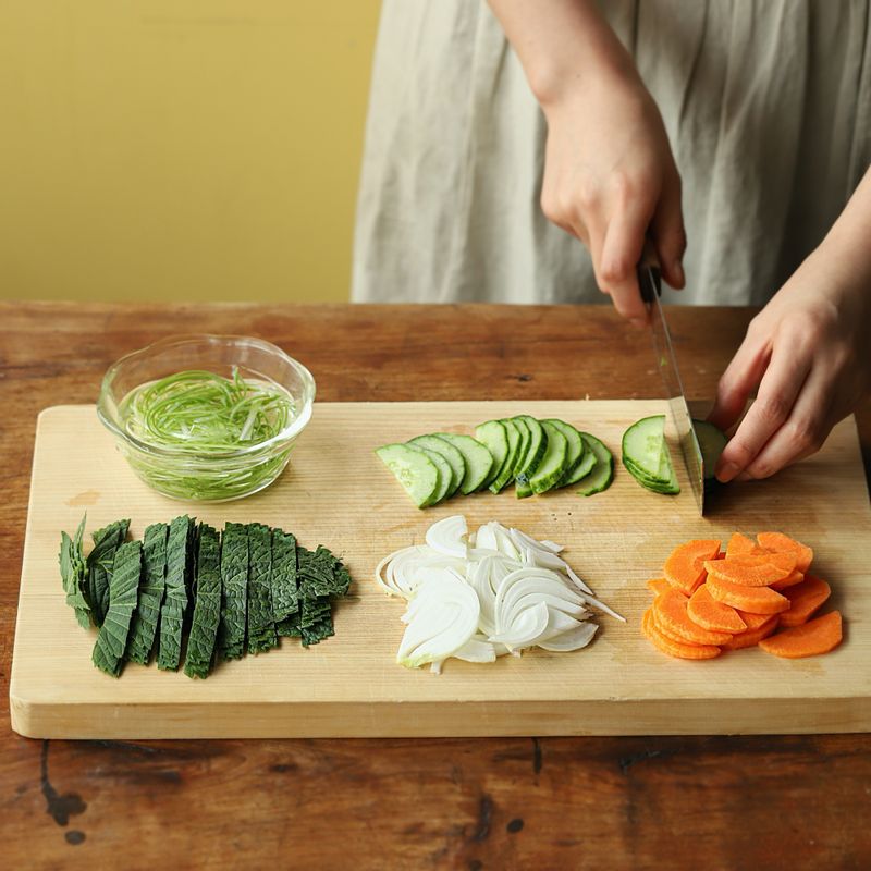 돌나물은 손질한 후 깨끗하게 씻어 물기를 빼고 깻잎, 양파, 대파는 채를 썰어주세요. (대파 채는 찬물에 담갔다가 물기를 빼주세요) 오이와 당근은 길이로 반 갈라 어슷하게 슬라이스 해 주세요.