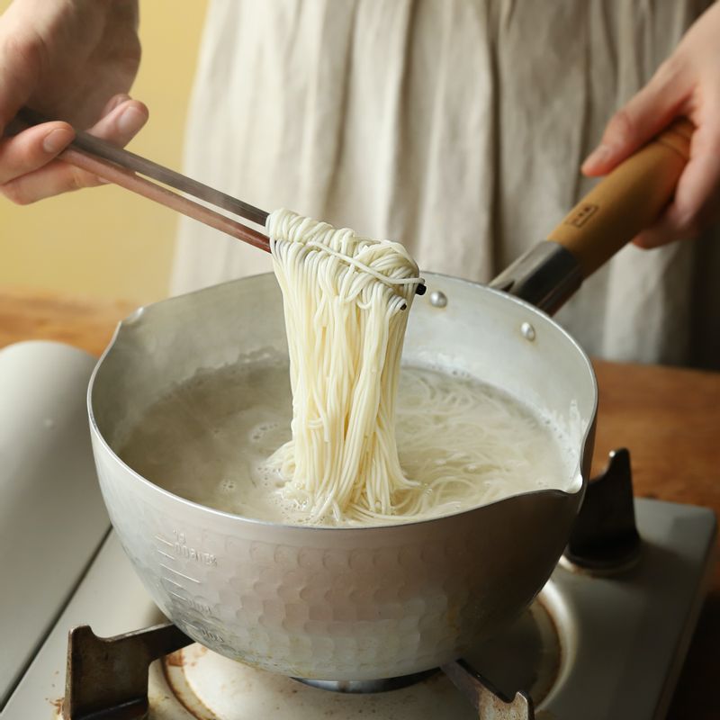 끓는물에 소면을 펼쳐 넣고 젓가락으로 저어 면끼리 달라붙지 않도록 저어주고 물이 끓어오르면 찬물 반 컵을 2~3번 정도 반복해서 부어 국수를 삶아주세요. 흐르는 찬물에 소면을 여러 번 씻어 전분기를 없애고 채반에 밭쳐 물기를 빼주세요.