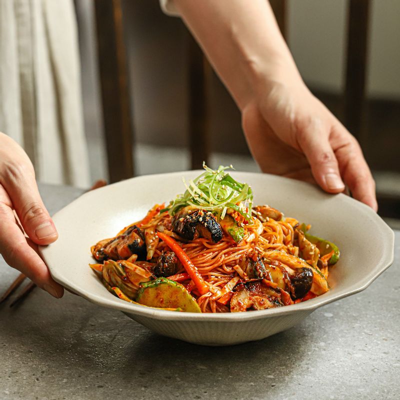 그릇에 소라 비빔국수를 담고 대파 채를 올리고 통깨를 뿌려 맛있게 즐겨주세요.