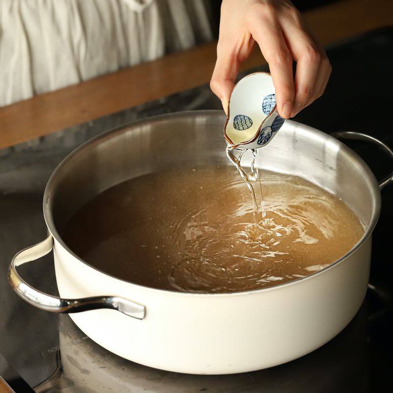 소라는 깨끗이 비벼 씻은 후 냄비에 넣고 소라가 잠길 정도의 물과 국물 밑간 재료를 넣어 물이 끓으면 10~15분 정도 삶아주세요.