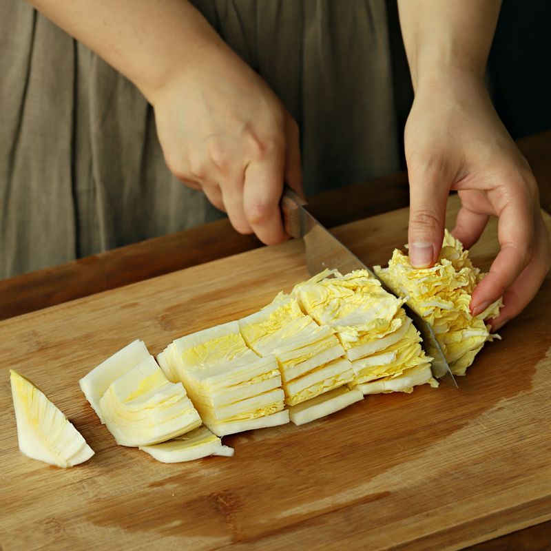 배추의 밑동에 칼집을 넣어 사 등분 한 후 깨끗이 씻어 한입 크기로 썰어주세요. 무는 나박 썰어주세요.
(tip. 배추의 심지는 얇게 저며 함께 절여주세요)