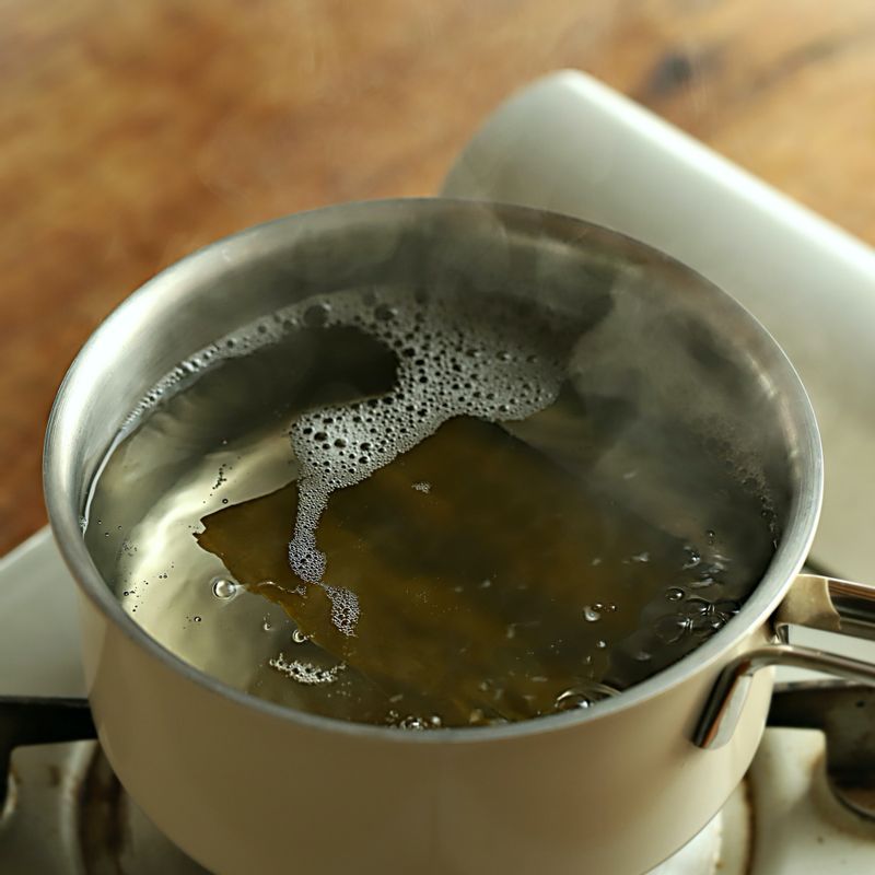 냄비에 물과 다시마를 넣어 팔팔 끓인 후 다시마는 건져낸 후 식혀주세요.