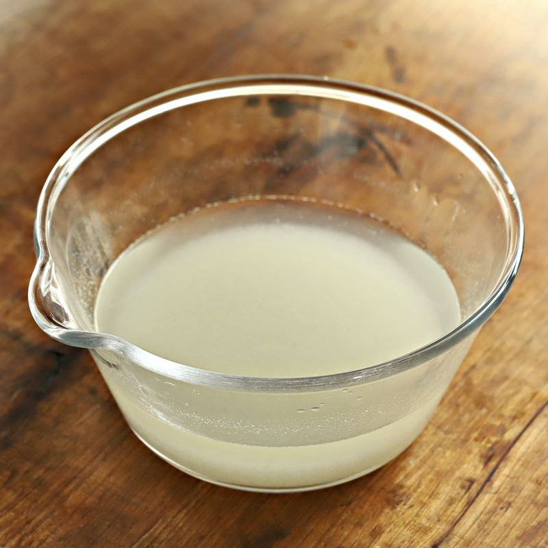 볼에 굵은 소금 2큰술과 식힌 다시마 물과 찹쌀풀을 넣고 섞어 국물을 만들어 주세요.