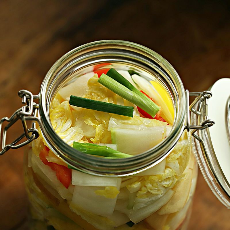 소독한 유리병에 절인 배추와 무, 배와 사과, 마늘, 생강, 파프리카를 켜켜이 넣은 후 국물을 부어주세요.