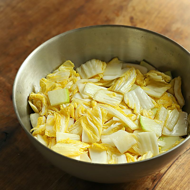 배추와 무에 굵은 소금 2큰술을 뿌려 20분 정도 살짝 숨이 죽을 정도로 절여주세요.