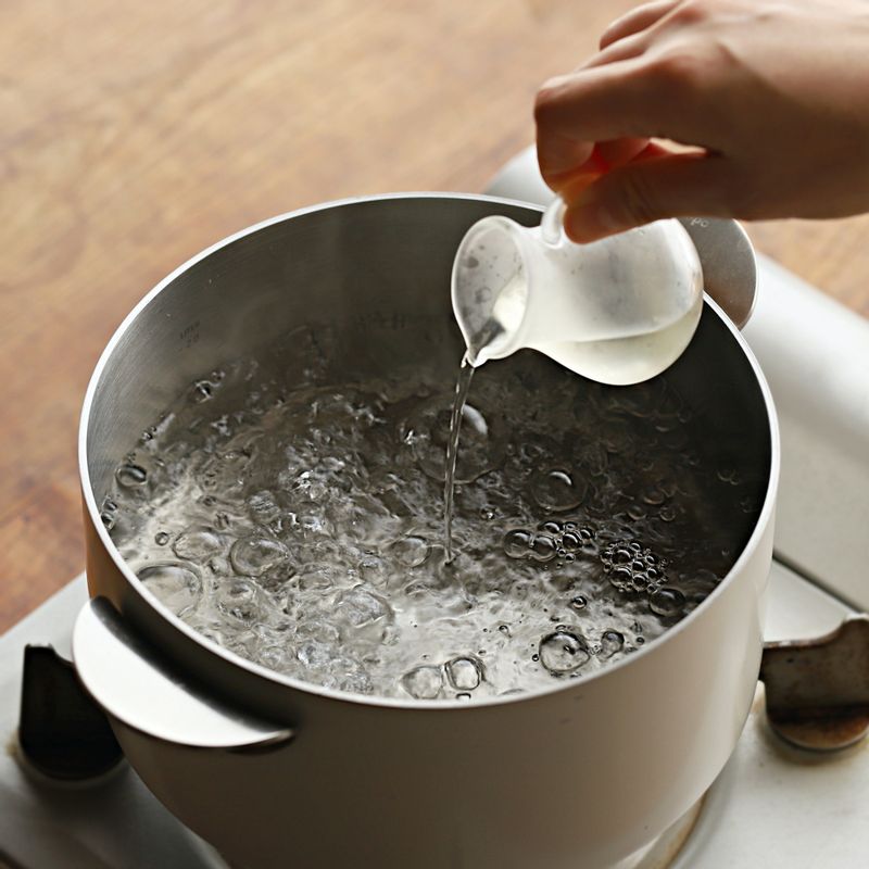 실 곤약은 체에 밭쳐 흐르는 물에 씻은 후 끓는 물에 식초를 넣어 실곤약을 30초 정도 데쳐주세요. 채반에 밭쳐 찬물에 헹구고 물기를 빼주세요.
(tip.식초를 넣어 데치면 곤약 특유의 냄새를 없애줘요)