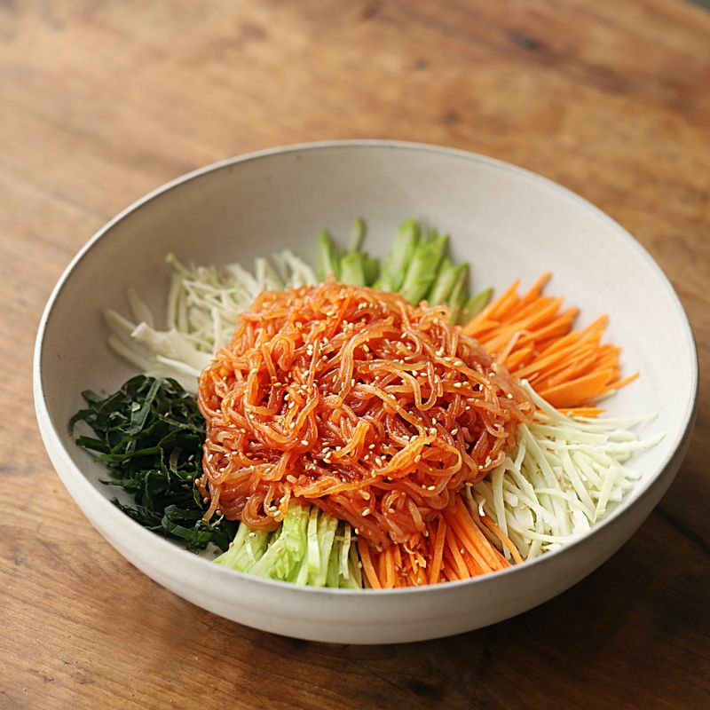 그릇에 썰어 둔 야채와 실곤약을 담고 깨를 뿌려 맛있게 즐겨주세요.
(기호에 따라 삶은 달걀을 곁들여 드셔도 좋아요)